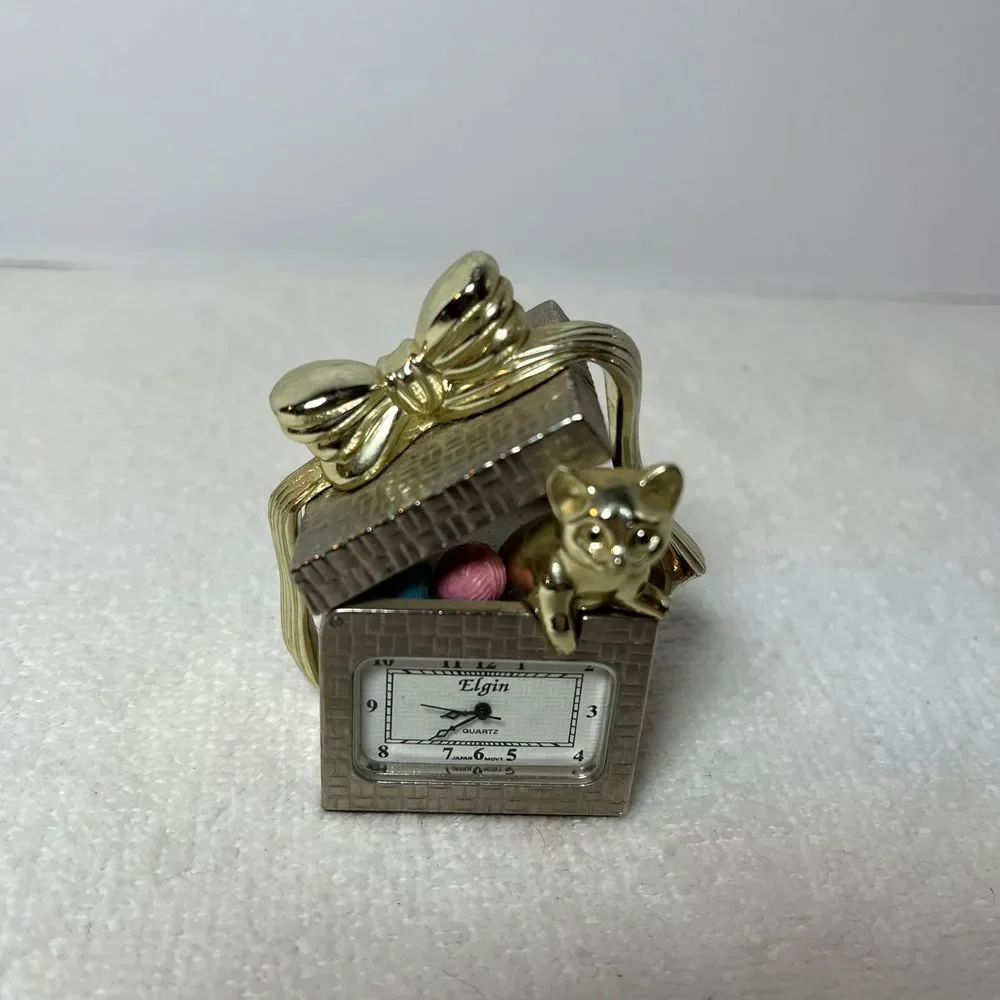 Elgin Clock kitty present‎ yarn paperweight